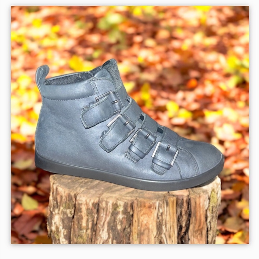 ECCO Aimee Gray Leather
Multi Strap Buckle High Top Sneaker
Boots Size 5